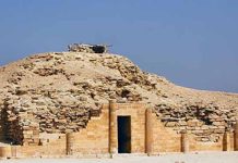 هرم بيبي الأول: روعة العمارة والنقوش الجنائزية في المملكة القديمة هرم بيبي الأول